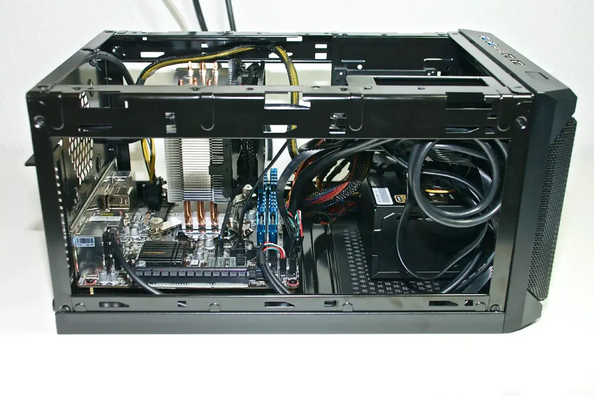 Bau eines Mini-ITX Kraftzwergen mit Intel Core i5-4590 im Sharkoon QB One